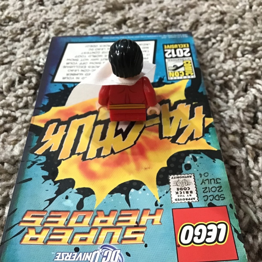 LEGO DC SHAZAM MINI FIGURE 2012 SDCC ULTRA RARE - Picture 6 of 6